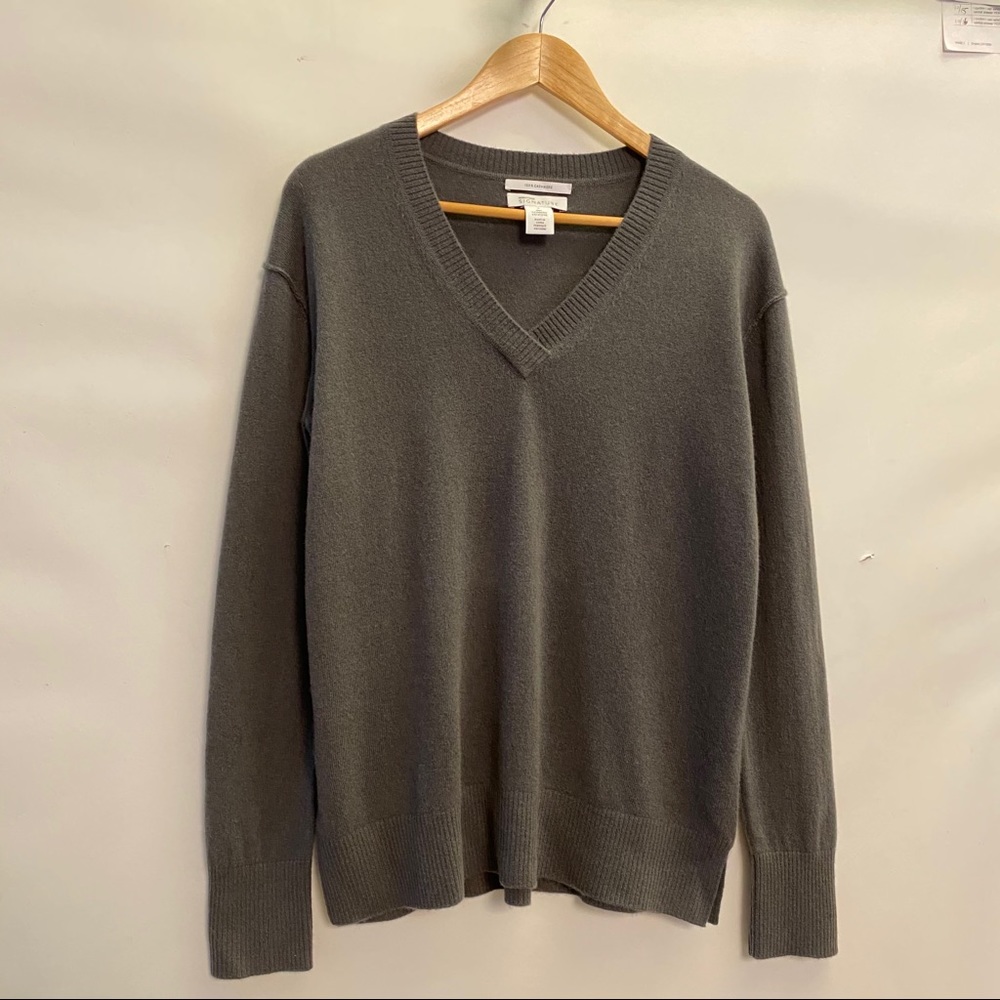 Nordstrom Signature 100% cashmere V neck sweater